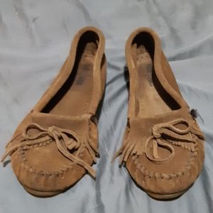 Minnetonka womens brown suede moccassin style flat